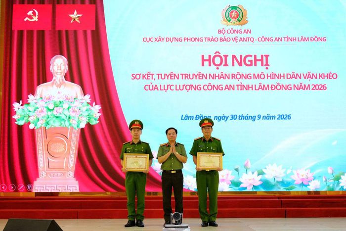 Trao Bằng khen của Bộ Công an cho tập thể Phòng Kỹ thuật Hình sự và Đại úy Phạm Thanh Phước, cán bộ phòng Kỹ thuật Hình sự, Công an tỉnh Lâm Đồng