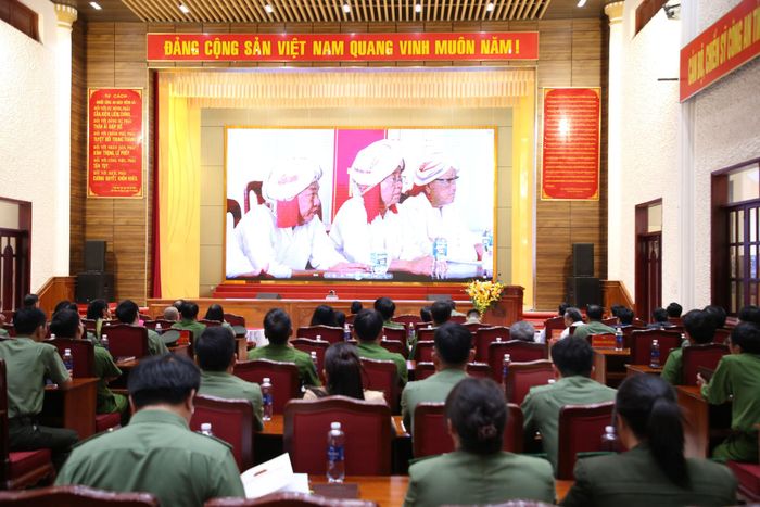 Các đại biểu xem video kết quả hoạt động công tác dân vận của Công an tỉnh Lâm Đồng