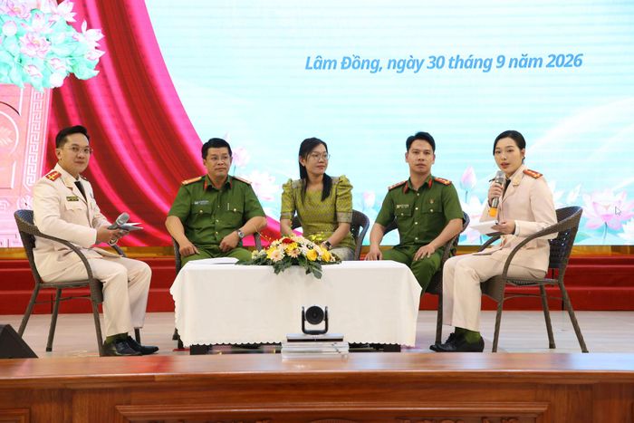 Giao lưu với các điển hình tiên tiến về công tác dân vận