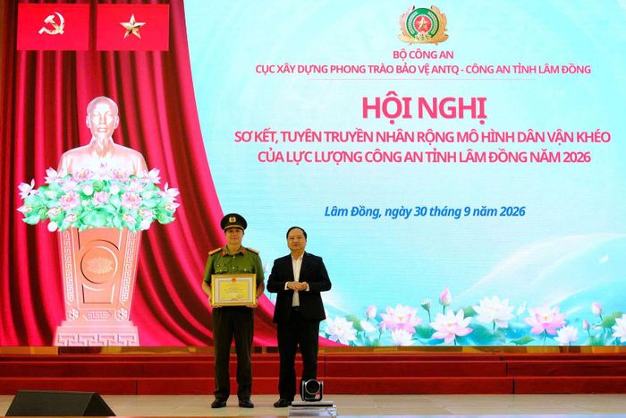 Trao Bằng khen của Chủ tịch UBND tỉnh Lâm Đồng cho tập thể Phòng An ninh chính trị nội bộ