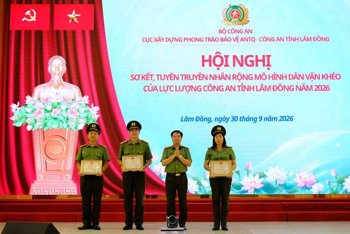 Trao Giấy khen của Cục Xây dựng phong trào Bảo vệ ANTQ, Bộ Công an cho các tập thể, cá nhân có thành tích xuất sắc