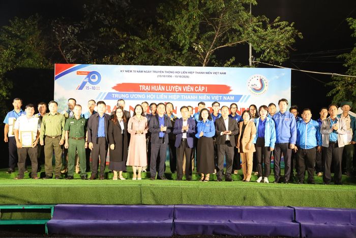 Các đại biểu chụp hình lưu niệm tại buổi lễ