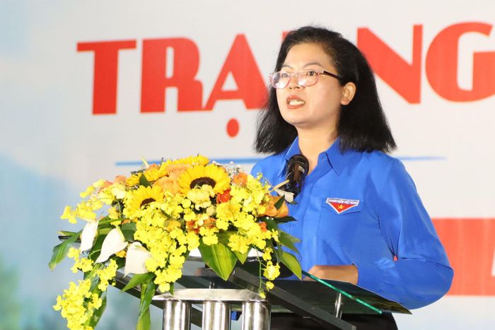 Chị H’Hồng, Phó Bí thư Tỉnh đoàn, Chủ tịch Hội LHTN Việt Nam tỉnh, Phó Trưởng Ban Thường trực Ban Tổ chức phát biểu khai mạc