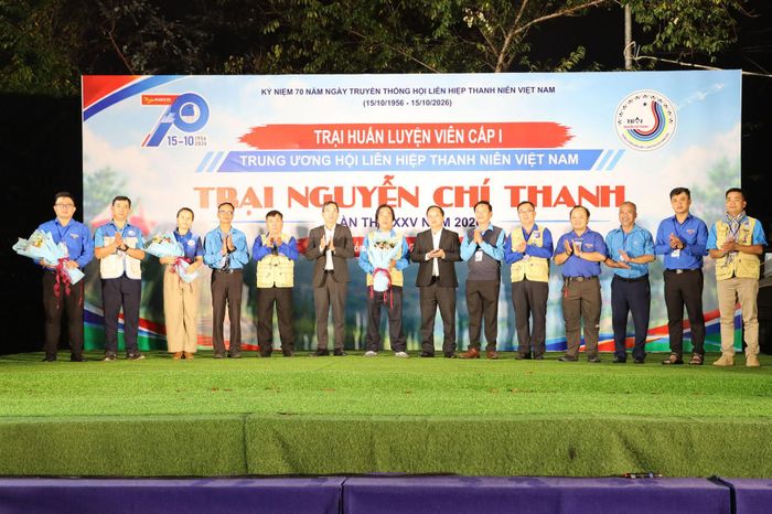 Ban Tổ chức tặng hoa và chụp hình lưu niệm cùng Ban Giám khảo