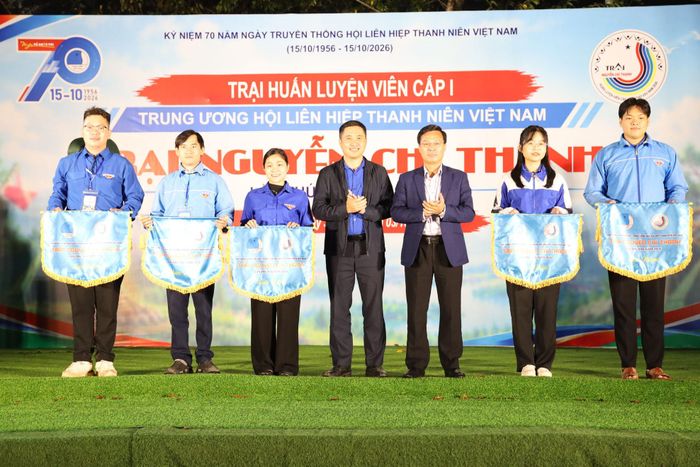 Các đồng chí: Đinh Văn Tuấn (thứ 3 bên phải qua), Tỉnh ủy viên, Phó Chủ tịch UBND tỉnh; Trương Minh Quang (thứ 4 bên trái qua), Tỉnh ủy viên, Phó Chủ tịch Ủy ban MTTQ Việt Nam tỉnh, Bí thư Tỉnh đoàn Lâm Đồng tặng cờ lưu niệm cho các đơn vị tham gia