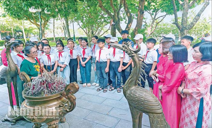 Bà Vũ Hồng Nhu (đứng ngoài cùng bên trái) chia sẻ với thế hệ trẻ về sự hy sinh anh dũng của cácAnh hùng liệt sĩ Trung đội pháo phòng không Lam Hạ. Ảnh: CTV