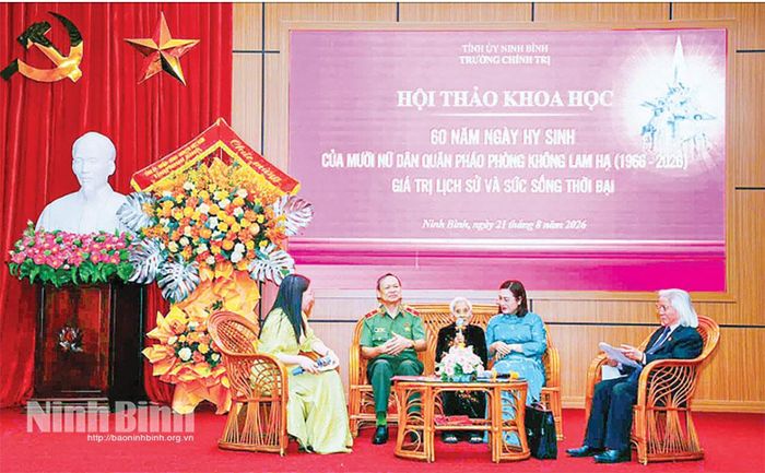 Bà Nguyễn Thị Tình (ngồi giữa) và các đại biểu tại Hội thảo khoa học “60 năm Ngày hy sinh của Mười nữ dân quân pháo phòng không Lam Hạ (1966-2026) - Giá trị lịch sử và sức sống thời đại”. Ảnh: Đức Lam