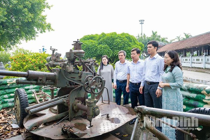 Các đồng chí lãnh đạo Trường Chính trị Trường Chinh, lãnh đạo phường Hà Nam và các đại biểu tham quan Di tích lịch sử, văn hóa cấp quốc gia Trận địa pháo phòng không Lam Hạ. Ảnh: Ngọc Linh