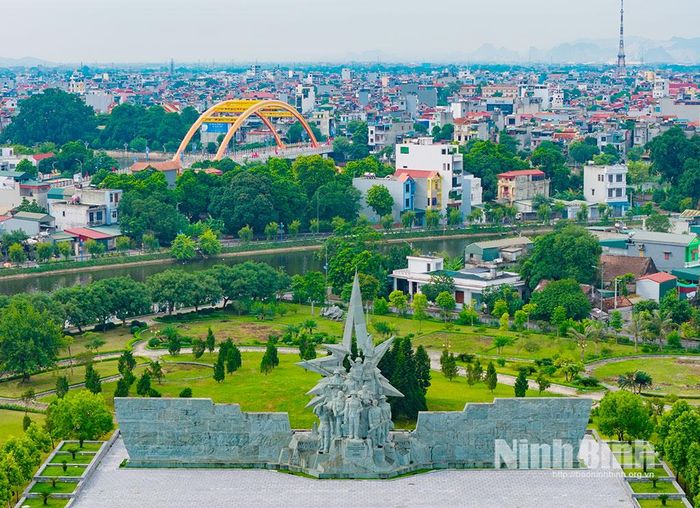 Tượng đài Mười nữ Anh hùng liệt sĩ dân quân pháo phòng không Lam Hạ. Ảnh: Ngọc Linh
