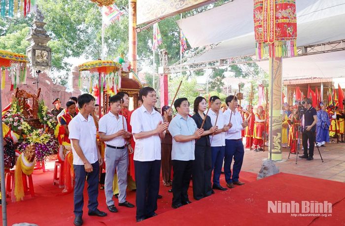 Các đồng chí Thường trực Đảng ủy xã Trần Thương và đại biểu dâng hương tại Lễ tưởng niệm 726 năm Ngày mất của Hưng Đạo Đại Vương Trần Quốc Tuấn.