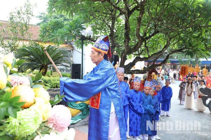 Đội tế nam thành kính dâng hương hương bày tỏ lòng biết ơn đối với Hưng Đạo vương Trần Quốc Tuấn cùng các bậc tiền nhân.