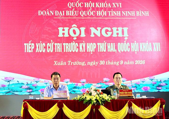 Các đồng chí: Trần Văn Khải, Phó Chủ nhiệm Ủy ban Khoa học, Công nghệ và Môi trường của Quốc hội; Nguyễn Hoàng Hà, Ủy viên Ban Thường vụ Tỉnh ủy, Phó Chủ tịch Thường trực Uỷ ban MTTQ Việt Nam tỉnh chủ trì hội nghị tiếp xúc cử tri xã Xuân Trường. Ảnh: Ngọc Ánh