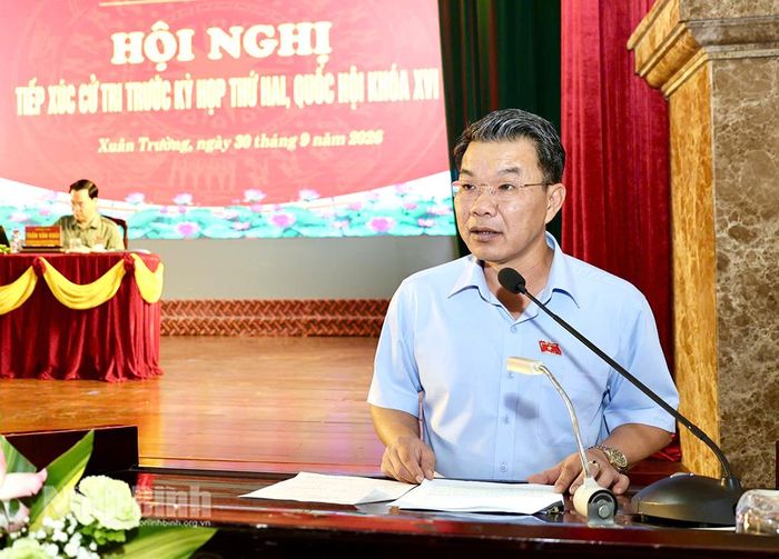 Đồng chí Nguyễn Hoàng Hà, Ủy viên Ban Thường vụ Tỉnh ủy, Phó Chủ tịch Thường trực Uỷ ban MTTQ Việt Nam tỉnh thông tin dự kiến nội dung chương trình Kỳ họp thứ Hai, Quốc hội khóa XVI. Ảnh: Ngọc Ánh
