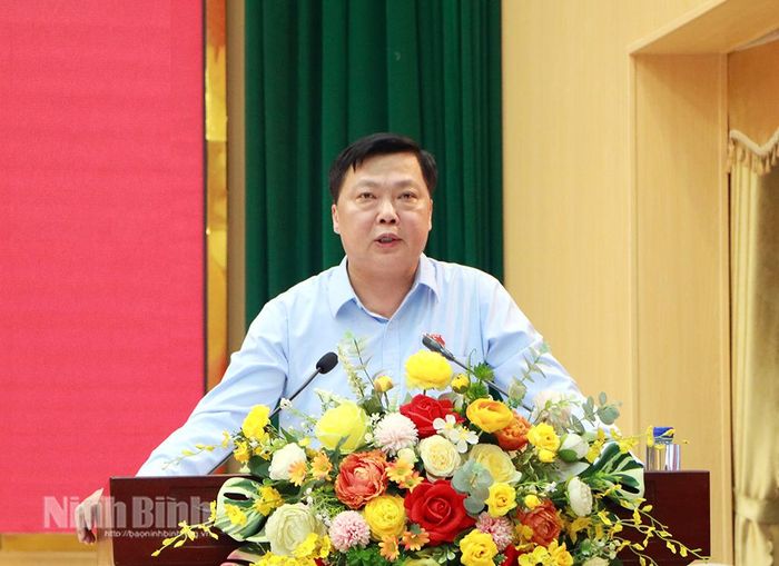 Đồng chí Phó Trưởng Đoàn ĐBQH tỉnh Phạm Hùng Thắng phát biểu tiếp thu ý kiến, kiến nghị của cử tri. Ảnh: Phùng Thống