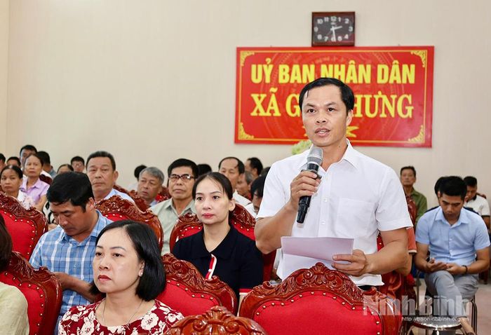 Đại biểu cử tri xã Giao Hưng nêu kiến nghị tại hội nghị.