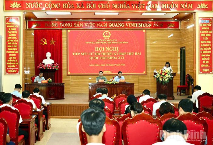 Quang cảnh hội nghị tiếp xúc cử tri tại xã Giao Hưng. Ảnh: Ngọc Ánh
