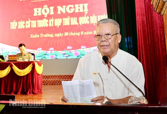 Đại diện cử tri xã Xuân Trường đề xuất kiến nghị tại hội nghị. Ảnh: Ngọc Ánh