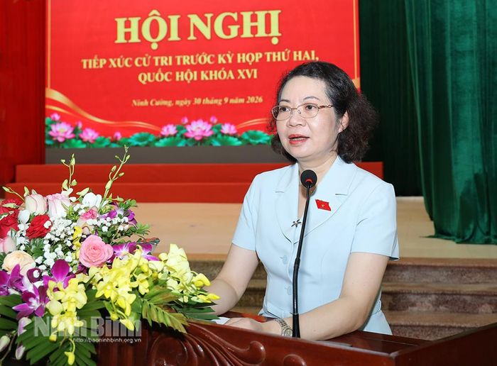 Đồng chí Mai Thị Phương Hoa, Phó Chủ nhiệm Ủy ban Pháp luật và Tư pháp của Quốc hội phát biểu tiếp thu ý kiến cử tri tại hội nghị. Ảnh: Văn Huỳnh
