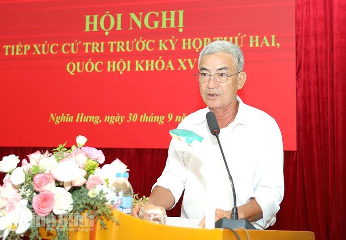 Đại diện cử tri xã Nghĩa Hưng nêu ý kiến tại hội nghị tiếp xúc cử tri. Ảnh: Văn Huỳnh