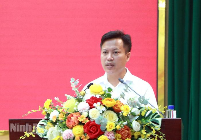 Đại biểu cử tri xã Vĩnh Trụ phát biểu tại buổi tiếp xúc. Ảnh: Phùng Thống