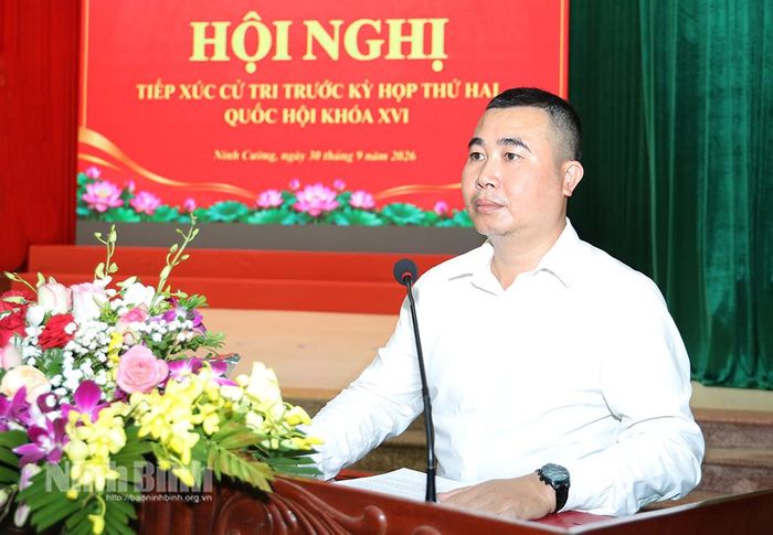 Đại diện cử tri xã Ninh Cường nêu ý kiến tại hội nghị tiếp xúc cử tri. Ảnh: Văn Huỳnh