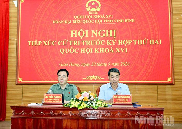 Các đồng chí: Trần Văn Khải, Phó Chủ nhiệm Ủy ban Khoa học, Công nghệ và Môi trường của Quốc hội; Nguyễn Hoàng Hà, Ủy viên Ban Thường vụ Tỉnh ủy, Phó Chủ tịch Thường trực Uỷ ban MTTQ Việt Nam tỉnh chủ trì hội nghị tiếp xúc cử tri xã Giao Hưng. Ảnh: Ngọc Ánh