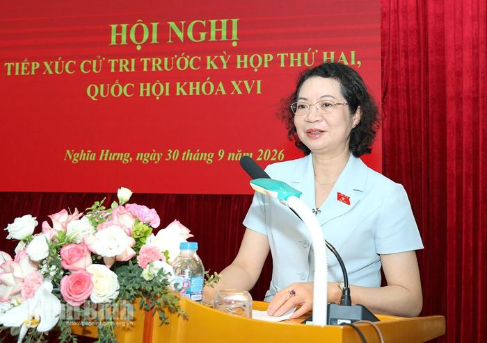 Đồng chí Mai Thị Phương Hoa, Phó Chủ nhiệm Ủy ban Pháp luật và Tư pháp của Quốc hội phát biểu tiếp thu ý kiến cử tri tại hội nghị. Ảnh: Văn Huỳnh