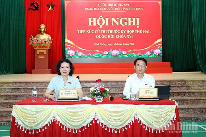 Đồng chí Mai Thị Phương Hoa, Phó Chủ nhiệm Ủy ban Pháp luật và Tư pháp của Quốc hội và đồng chí Lê Văn Thế, Tỉnh ủy viên, Phó Trưởng Đoàn đại biểu Quốc hội tỉnh tiếp xúc cử tri xã Ninh Cường. Ảnh: Văn Huỳnh