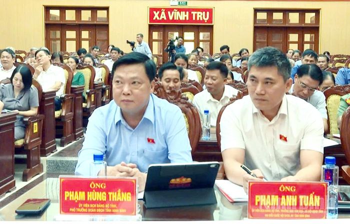 Các đại biểu dự hội nghị tiếp xúc cử tri xã Vĩnh Trụ. Ảnh: Phùng Thống