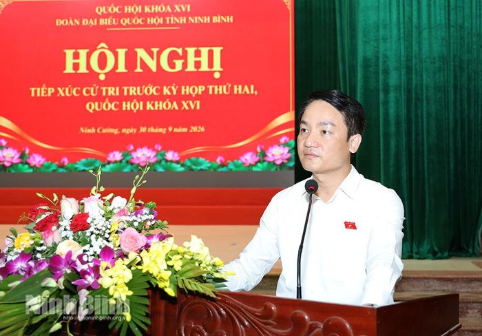 Đồng chí Phó Trưởng Đoàn đại biểu Quốc hội tỉnh Lê Văn Thế thông báo dự kiến nội dung, chương trình Kỳ họp thứ Hai, Quốc hội khóa XVI. Ảnh: Văn Huỳnh