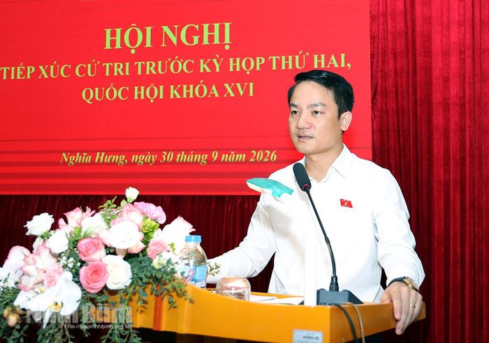 Đồng chí Phó Trưởng Đoàn ĐBQH tỉnh Lê Văn Thế thông báo dự kiến nội dung, chương trình Kỳ họp thứ Hai, Quốc hội khóa XVI. Ảnh: Văn Huỳnh