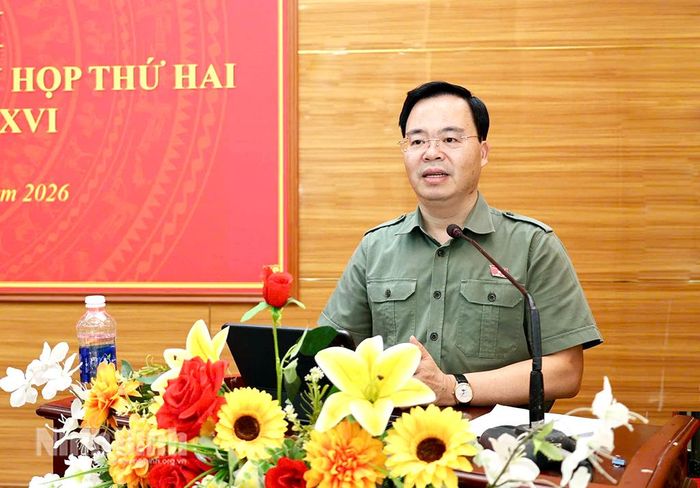 Đồng chí Trần Văn Khải, Phó Chủ nhiệm Ủy ban Khoa học, Công nghệ và Môi trường của Quốc hội phát biểu tiếp thu ý kiến cử tri tại hội nghị. Ảnh: Ngọc Ánh