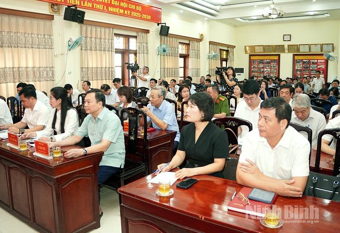 Các đại biểu dự hội nghị tiếp xúc cử tri tại phường Duy Tiên.
