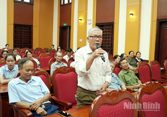 Đại biểu cử tri phường Kim Bảng phát biểu tại buổi tiếp xúc.