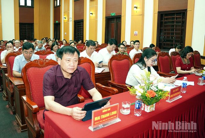 Các đại biểu dự hội nghị tiếp xúc cử tri tại phường Kim Bảng.