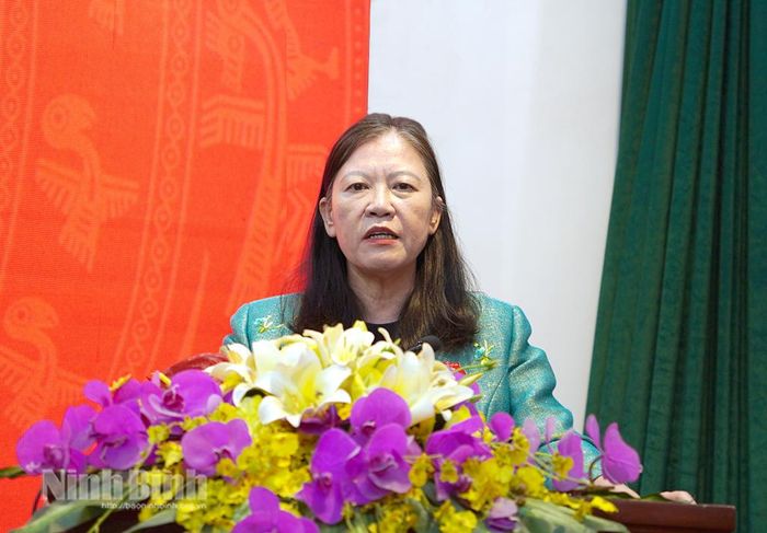 Đồng chí Chủ nhiệm Ủy ban Dân nguyện và Giám sát của Quốc hội Lê Thị Nga phát biểu tiếp thu ý kiến của cử tri tại hội nghị.