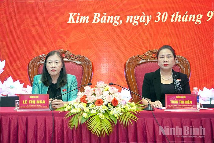 Các ĐBQH chủ trì hội nghị tiếp xúc cử tri phường Kim Bảng.