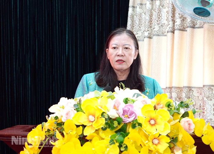 Đồng chí Chủ nhiệm Ủy ban Dân nguyện và Giám sát của Quốc hội Lê Thị Nga phát biểu tiếp thu ý kiến của cử tri tại hội nghị.