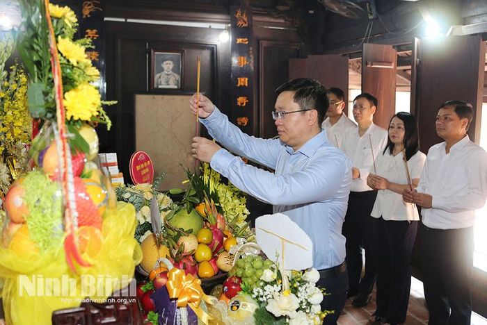 Đồng chí Phó Bí thư Thường trực Tỉnh uỷ Trần Đăng Quỳnh dâng hương tưởng niệm cố Tổng Bí thư Trường Chinh.