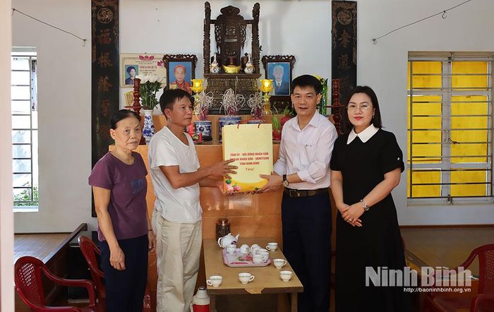 Đồng chí Nguyễn Đức Toàn, Ủy viên Ban Thường vụ Tỉnh ủy, Trưởng Ban Tuyên giáo Tỉnh ủy trao quà cho gia đình đang thờ cúng nữ Liệt sỹ Trần Thị Thẹp.