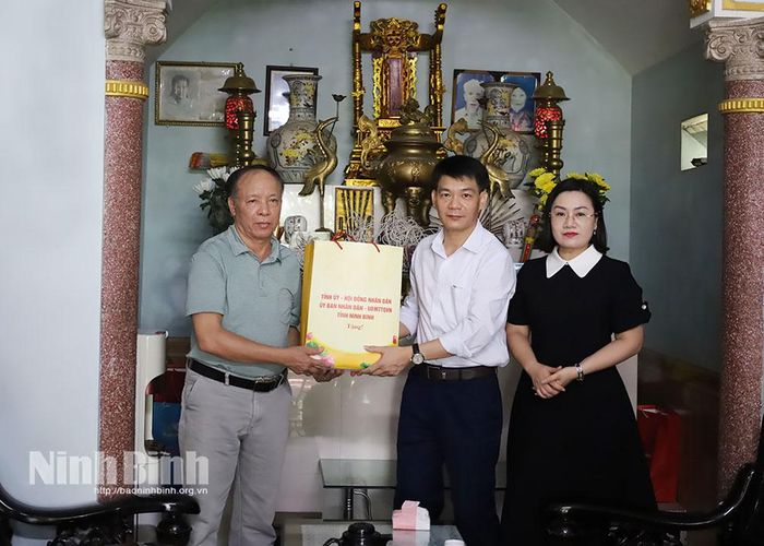 Đồng chí Nguyễn Đức Toàn, Ủy viên Ban Thường vụ Tỉnh ủy, Trưởng Ban Tuyên giáo Tỉnh ủy trao quà cho gia đình đang thờ cúng nữ Liệt sỹ Nguyễn Thị Thuận.
