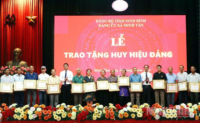 Lãnh đạo xã Minh Tân trao tặng Huy hiệu Đảng cho các đảng viên. Ảnh: Lam Hồng