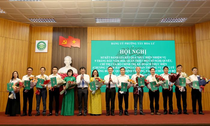 Đồng chí Cao Trường Sơn, Tỉnh ủy viên, Bí thư Đảng ủy, Chủ tịch HĐND phường trao Quyết định thành lập các Chi bộ trực thuộc Đảng ủy phường. Ảnh: Minh Đường
