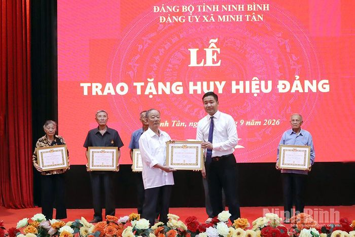 Lãnh đạo xã Minh Tân trao tặng Huy hiệu Đảng cho các đảng viên. Ảnh: Lam Hồng