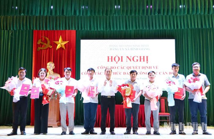 Lãnh đạo xã Bình Giang trao các quyết định chỉ định Bí thư Chi bộ các phòng, ban chuyên môn và tương đương trực thuộc Đảng ủy xã. Ảnh: Nguyễn Oanh