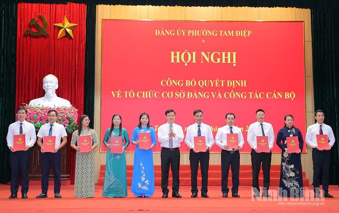 Đồng chí Đặng Đức Tân, Tỉnh uỷ viên, Bí thư Đảng uỷ, Chủ tịch HĐND phường Tam Điệp trao Quyết định thành lập các chi bộ trực thuộc Đảng bộ phường. Ảnh: Anh Tuấn