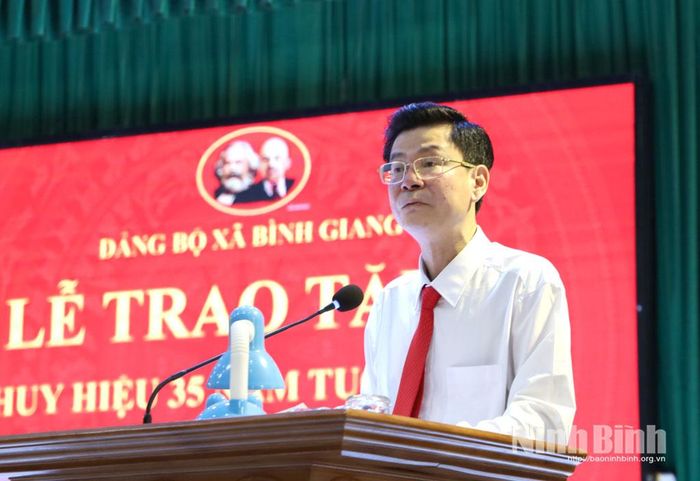 Đồng chí Phó Chủ nhiệm Thường trực Ủy ban Kiểm tra Tỉnh ủy Trần Văn Giang phát biểu tại hội nghị. Ảnh: Nguyễn Oanh