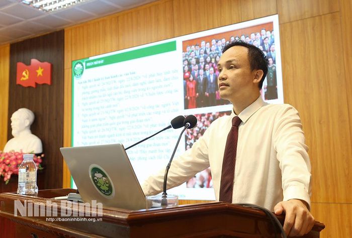 Đồng chí Bí thư Đảng ủy, Chủ tịch HĐND phường Cao Trường Sơn quán triệt các nghị quyết tại hội nghị. Ảnh: Minh Đường