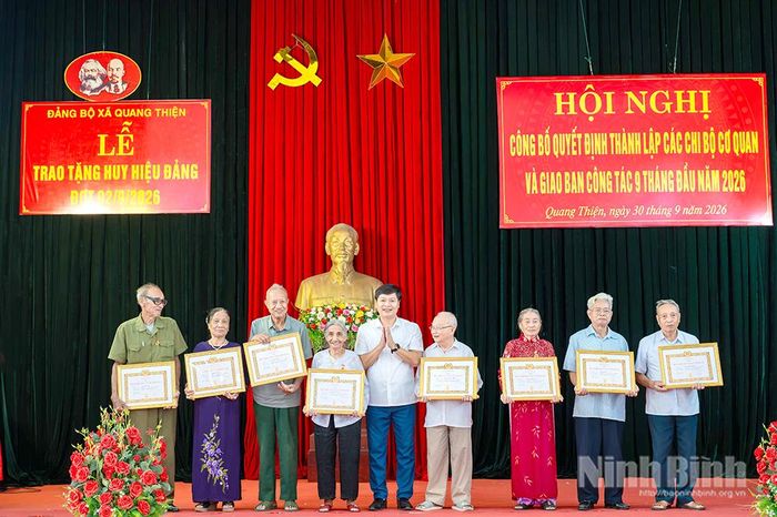 Lãnh đạo xã Quang Thiện trao tặng Huy hiệu 70 năm, 65 năm, 60 năm tuổi Đảng cho các đảng viên. Ảnh: Ngọc Linh