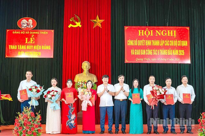 Lãnh đạo xã Quang Thiện trao quyết định thành lập các chi bộ cơ quan của xã. Ảnh: Ngọc Linh